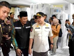 Plh. Gubernur Jatim Tinjau Logistik Pemilu Dampingi Wabup Sidoarjo