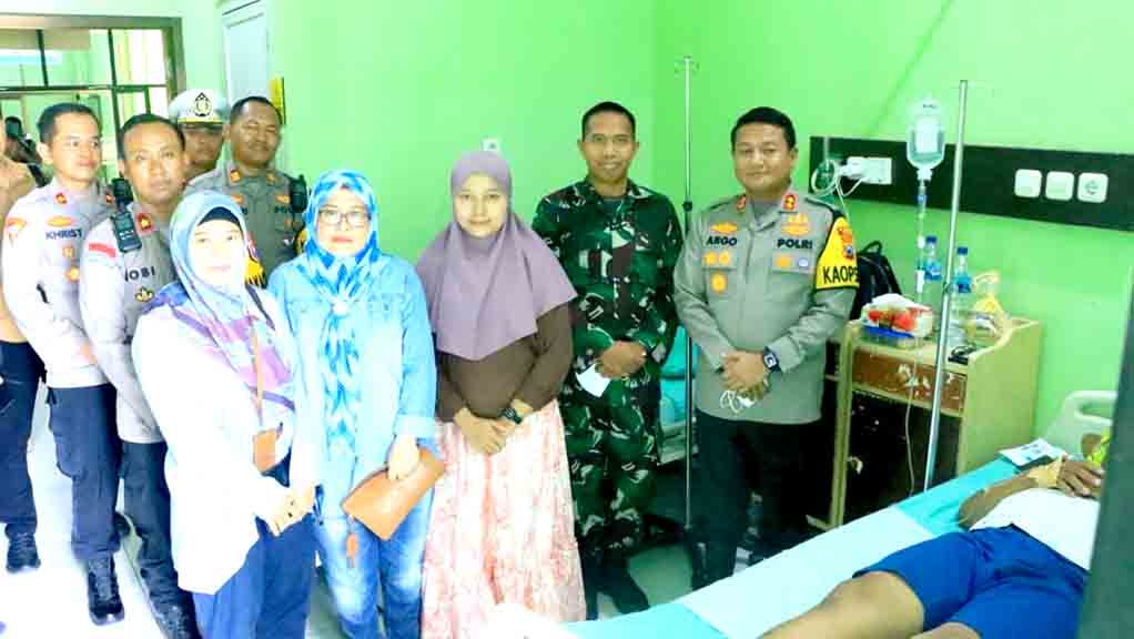 Sinergitas Tni Polri Di Ngawi Kunjungi Dan Beri Motivasi Petugas Kpps Yang Sakit