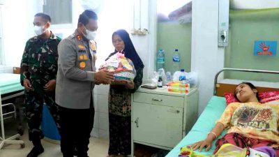 Sinergitas Tni Polri Di Ngawi Kunjungi Dan Beri Motivasi Petugas Kpps Yang Sakit 2