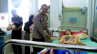 Sinergitas Tni Polri Di Ngawi Kunjungi Dan Beri Motivasi Petugas Kpps Yang Sakit 3