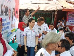 Tatik Effendi Gelar Bazar Sembako Murah di Pasar Pecindilan Surabaya