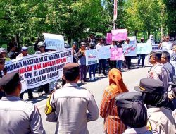 Tolak Hak Angket Soal Kecurangan Pemilu, Massa Geruduk Kantor KPU Ngawi
