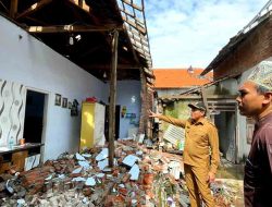 Wabup Subandi Kunjungi Korban Angin Puting Beliung Desa Kedung Wonokerto, Prambon