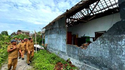 Wabup Subandi Kunjungi Korban Puting Beliung Desa Kedung Wonokerto, Prambon 3