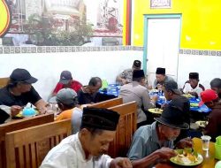 Berbagi Berkah di Bulan Ramadhan, Polsek Gurah Ajak Tukang Becak Buka Puasa Bersama