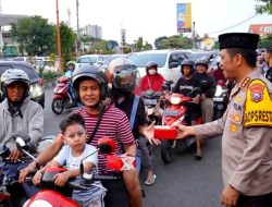 Polresta Sidoarjo Bagikan Takjil untuk Masyaraka, Berkah Ramadhan