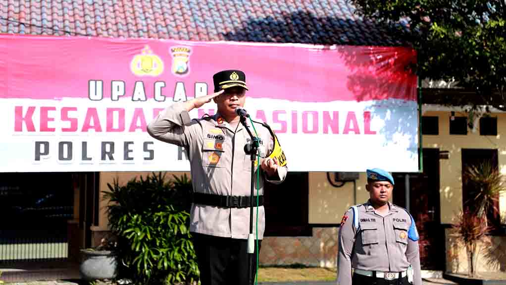 Berprestasi Dan Berdedikasi Tinggi, Puluhan Personel Polres Kediri Terima Penghargaan