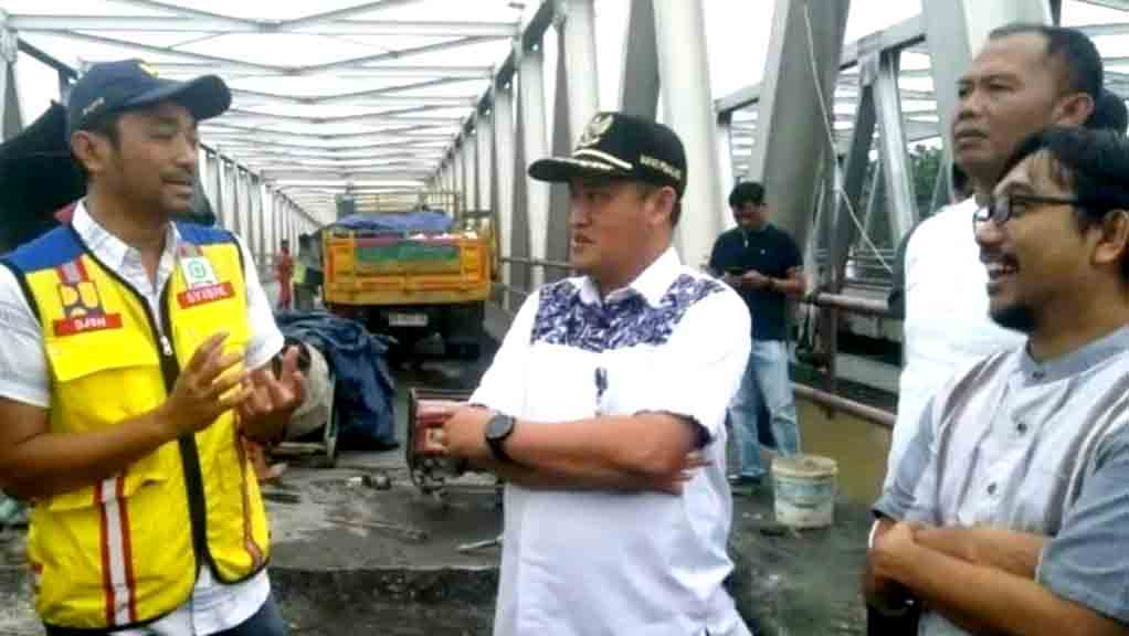 Bupati Pemalang Tinjau Perbaikan Jembatan Comal Yang Amblas Akibat Cuaca Ekstrem