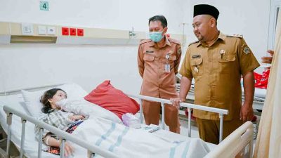 Dari Bawean, Bupati Yani Lepas Keberangkatan Bantuan Dan Kunjungi Korban Luka Gempa Bawean 2