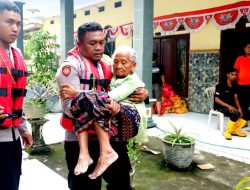 Ditpolairud Polda Jatim dan Polres Mojokerto Evakuasi Korban Banjir, 3000 Jiwa Diungsikan