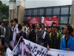 Pelajar dan Mahasiswa Turun ke Jalan, Demo Tolak Hak Angket di Gedung DPR RI