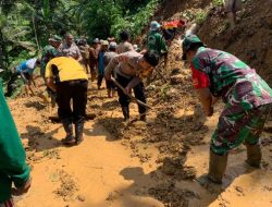 Sinergitas Polisi Bersama TNI Bersihkan Tanah Longsor yang Timpa Rumah Warga di Trenggalek