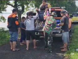 Sinergitas, Polisi Bersama TNI dan BPBD Evakuasi Korban Banjir di Mojokerto