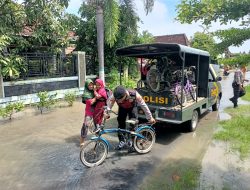 Tanggap Bencana, Polisi Evakuasi Pelajar SD yang Terjebak Banjir di Magetan