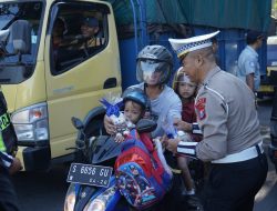 Operasi Keselamatan Semeru 2024, Polres Tuban Beri Hadiah Kepada Pengendara Tertib Lalin