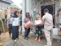 Polres Kediri Kota Bersama TNI dan BPBD Bersihkan Tanah Longsor Yang Timpa Rumah Warga Serta Beri Bantuan