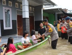 Polisi Distribusikan Ribuan Nasi Bungkus Untuk Warga di Bojonegoro Saat Banjir Belum Surut