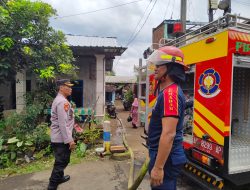 Polsek Mojoroto Bersama Petugas PMK Padamkan Kebakaran Kandang Sapi