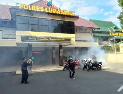 Sidokkes Polres Lumajang Lakukan Fooging Cegah DBD