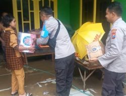 Polres Sampang Berbagi Sembako untuk Warga Terdampak Banjir