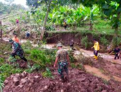 Sinergitas Tiga Pilar Bersihkan Material Longsor di Jombang, Sungai Kali Maling Kembali Mengalir