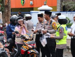 Ops Keselamatan Semeru 2024 di Bulan Ramadhan Polres Jember Berbagi Takjil Sambil Ajak Warga Tertib Lalin