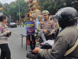 Ops Keselamatan Semeru 2024 di Bulan Ramadhan Polresta Malang Kota Berbagi Takjil Ajak Pengendara Tertib Lalin