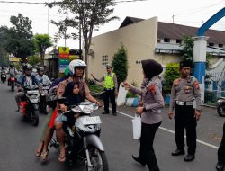 Polres Bondowoso Berbagi Takjil Sembari Edukasi Pengendara Tertib Lalu Lintas