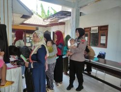 Dukung Pemerintah Tangani Stunting, Polwan Polres Mojokerto Bantu Sukseskan Posyandu