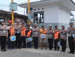 Ramadhan Berkah, Satlantas Polres Kediri Kota Berbagi Untuk Relawan Penjaga Perlintasan Kereta Api