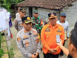 Pasca Gempa Polres Tuban bersama BPBD Beri Bantuan Warga Terdampak