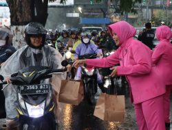 Tebar Kebaikan di Bulan Ramadhan Polres Batu dan Bhayangkari Berbagi Takjil