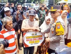 Kapolda Jatim Dampingi Kepala Staf TNI AL Serahkan Bansos Untuk Warga Bawean yang Terdampak Gempa