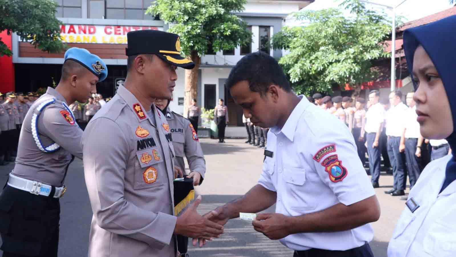 Kapolres Ponorogo Beri Kartu Bpjs Ketenagakerjaan Untuk 97 Phl