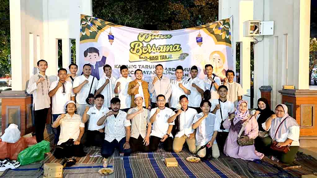 Karangtaruna Garda Muda Kecamatan Lamongan Giat Bagi Ta'jil Di Aloon Aloon Lamongan