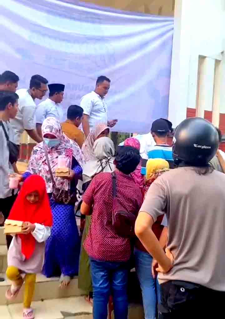 Karangtaruna Garda Muda Kecamatan Lamongan Giat Bagi Ta'jil Di Aloon Aloon Lamongan 2