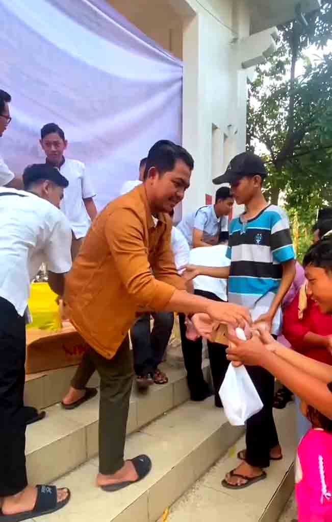 Karangtaruna Garda Muda Kecamatan Lamongan Giat Bagi Ta'jil Di Aloon Aloon Lamongan 3