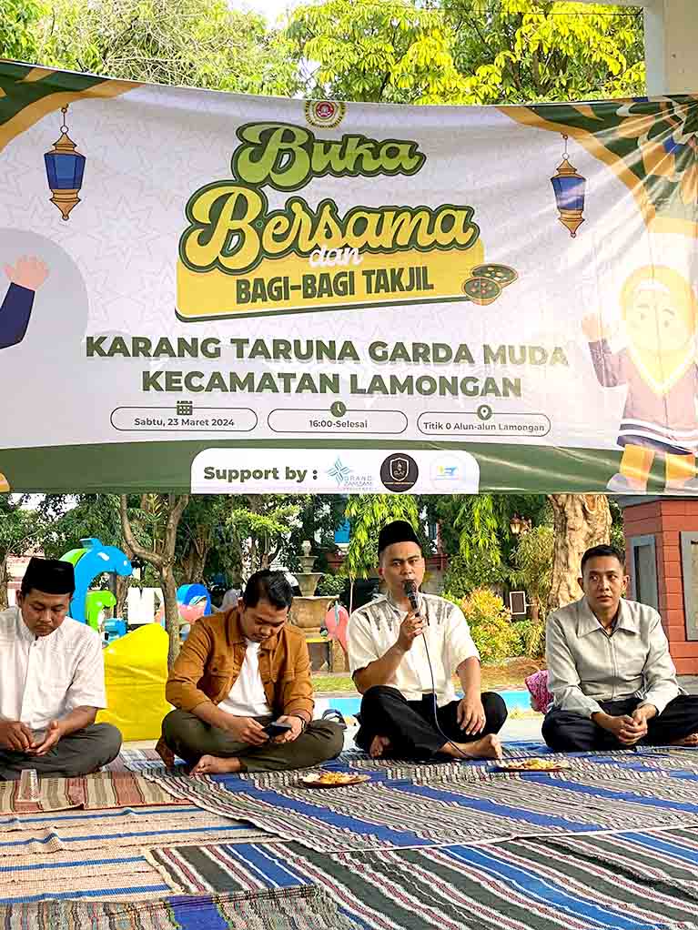 Karangtaruna Garda Muda Kecamatan Lamongan Giat Bagi Ta'jil Di Aloon Aloon Lamongan 4