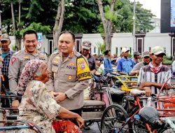 Merakyat, Kapolrestabes Surabaya Ajak Sarapan Bareng dan Berbagi Sembako untuk Abang Becak