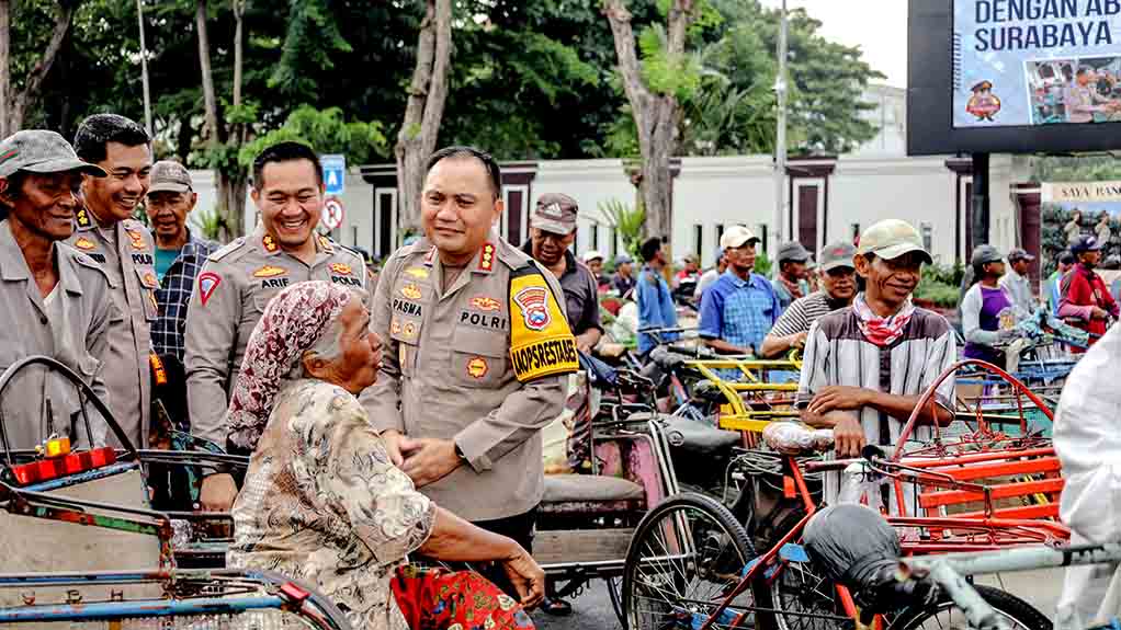 Merakyat, Kapolrestabes Surabaya Ajak Sarapan Bareng Dan Berbagi Sembako Untuk Abang Becak
