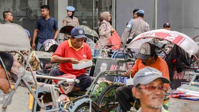 Merakyat, Kapolrestabes Surabaya Ajak Sarapan Bareng Dan Berbagi Sembako Untuk Abang Becak 2