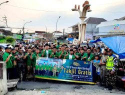 PAC GP Ansor Babat Bagi Ta’jil di Tugu Wingko