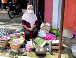 Pedagang Kembang Tabur Untuk Ziarah Jelang Ramadan Marak di Lamongan