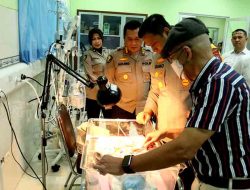 Peduli Kemanusiaan, Kapolres Kediri Jenguk Bayi yang Dibuang Diteras Rumah Warga