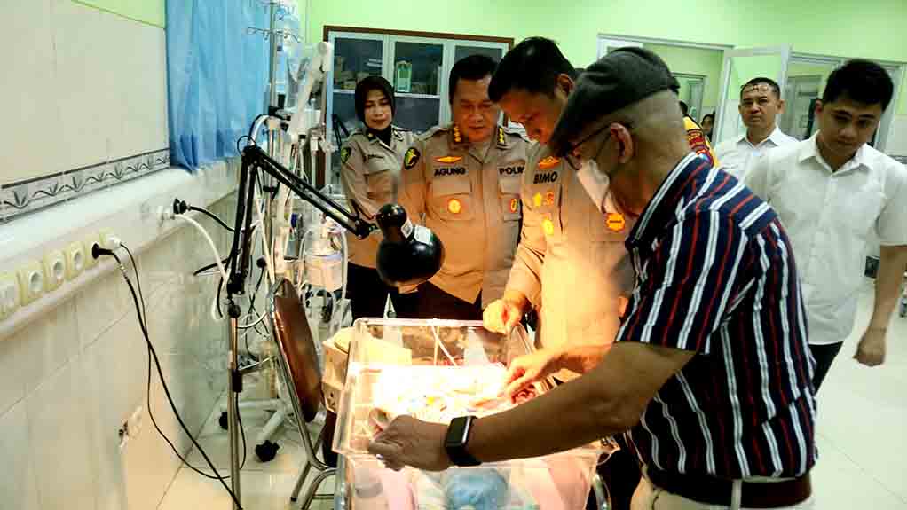 Peduli Kemanusiaan, Kapolres Kediri Jenguk Bayi Yang Dibuang Diteras Rumah Warga