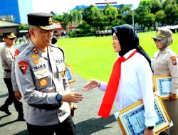 Pimpin upacara Hari Kesadaran Nasional Kapolda Jatim Beri Penghargaan 35 Anggota Berprestasi