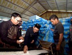 Pj Bupati Pasuruan Resmikan Gudang Garam Rakyat, Dapat Menampung Hingga 70 Ton