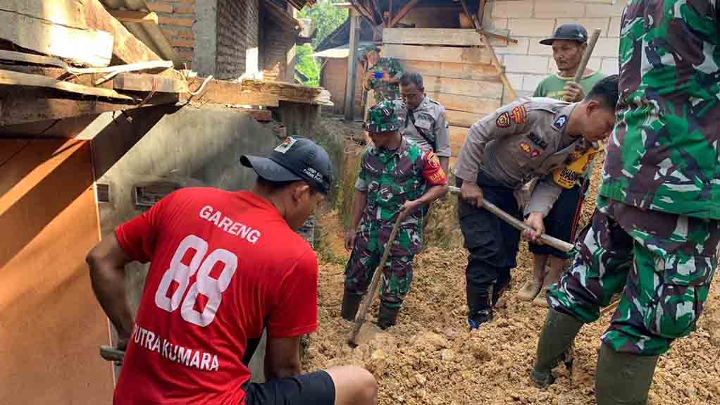 Polisi Bersama Tni Bersinergi Bersihkan Tanah Longsor Yang Timpa Rumah Warga Di Trenggalek