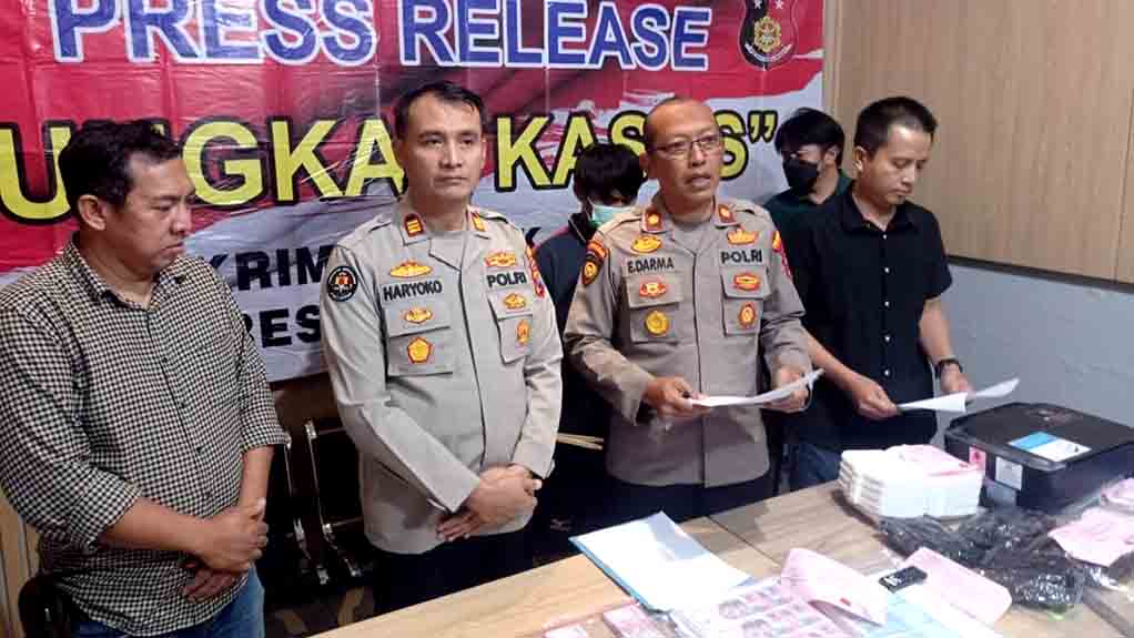 Polisi Ringkus Dua Tersangka Di Surabaya, Bongkar Sindikat Upal
