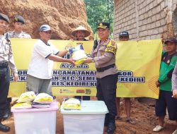 Polri Peduli, Polres Kediri Kota Salurkan Bantuan Untuk Warga Terdampak Tanah Longsor
